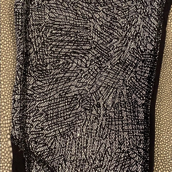 Lululemon black and white cropped leggings - Picture 2 of 4
